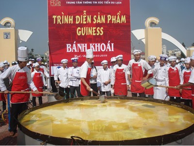 Cooks prepare the country’s biggest rice cake on March 20 in Hue. (Photo:SGGP)